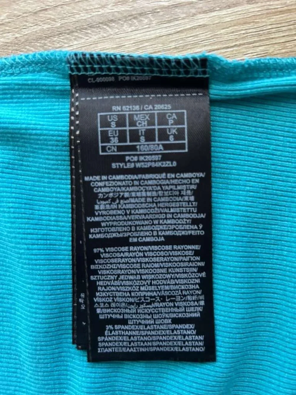 Guess Teal Ribbed V-Neck Top w/ Gold Detail Size S Y2K Chic - Picture 10 of 10